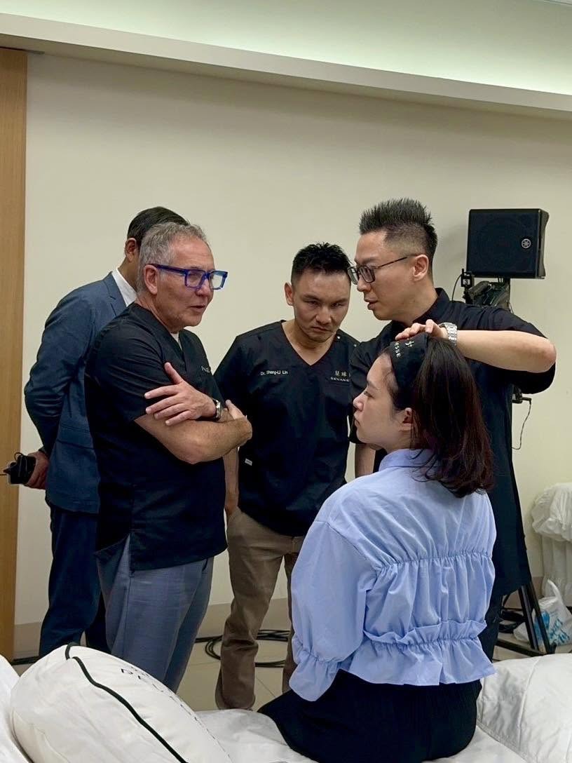 現場團隊共同討論注射規劃