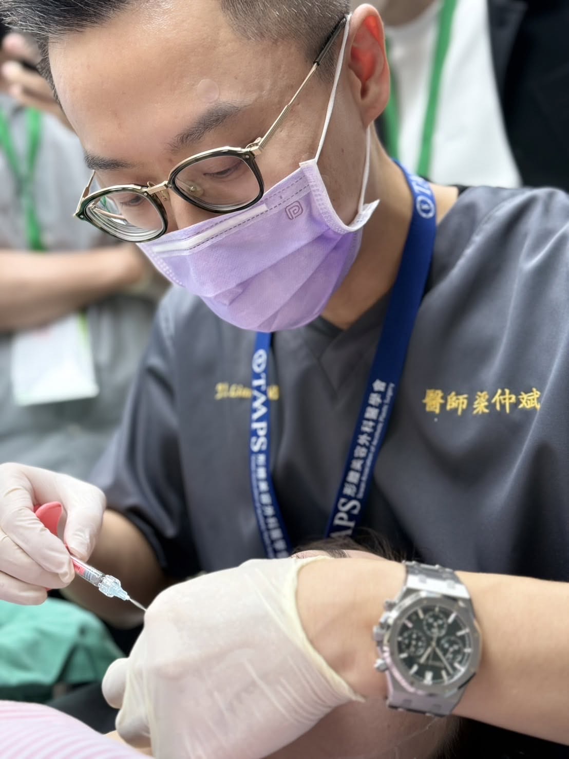梁仲斌醫師抱病上場進行下區中軸重建實作示範