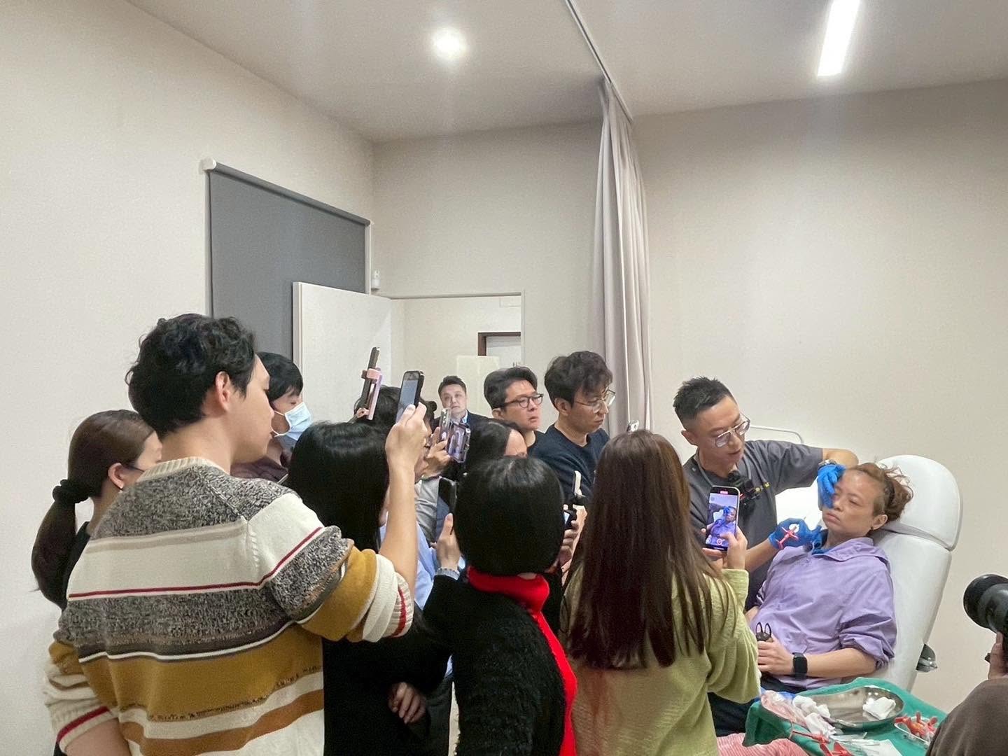 全臉尖針班現場示範與學員觀摩