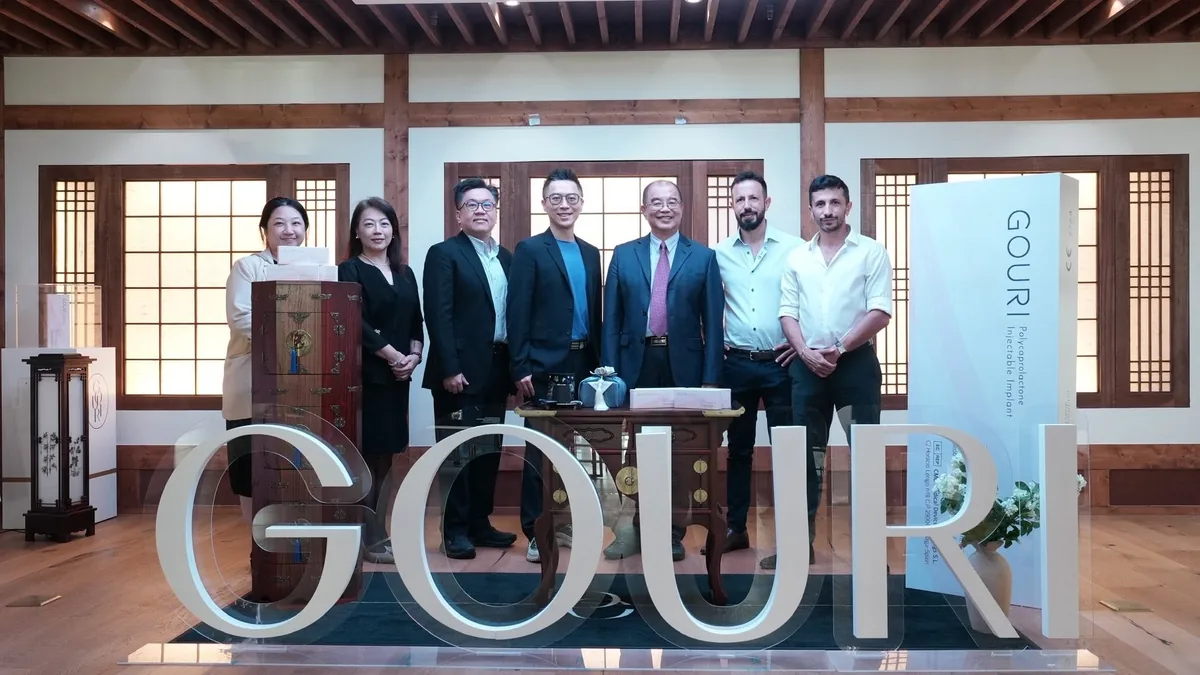 與原廠及國際團隊於 GOURI 立體字裝置合影