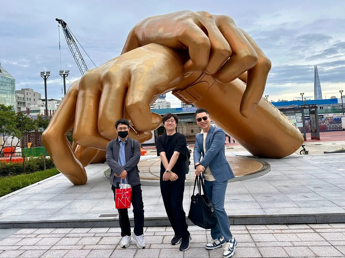 與夥伴們在 COEX 會場外合影