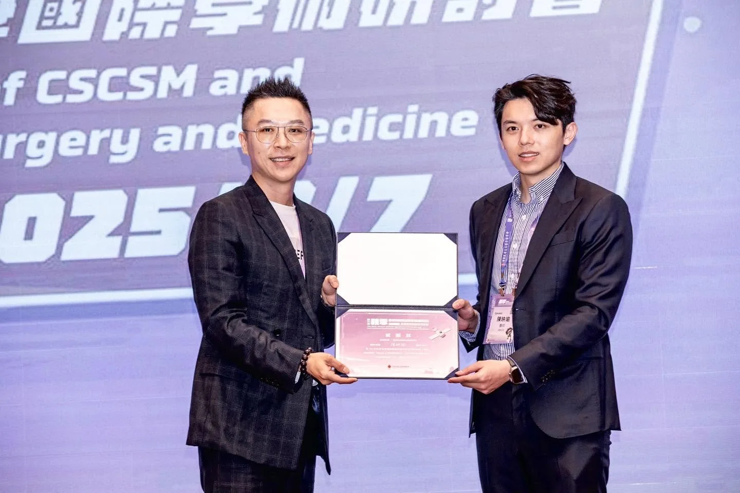 年輕陳醫師於秋季美容醫學研討會台上合影