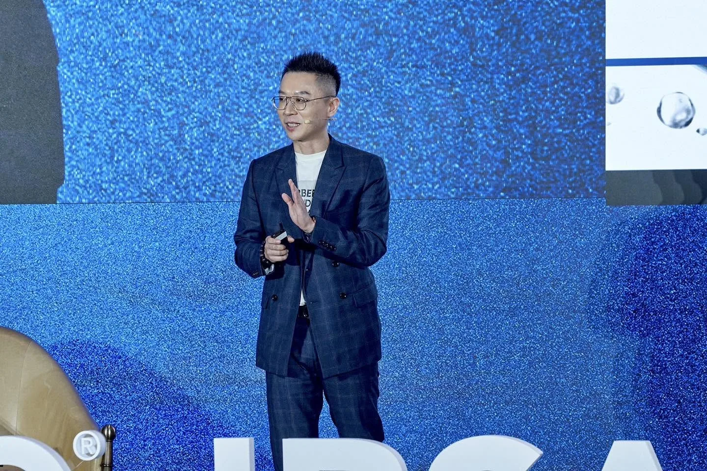 Dr. Ben 於 Profhilo 上市發表會台上演講
